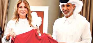 Ivonne Baki, embajadora de Ecuador en Qatar, recibe del presidente de la Asociaci&oacute;n de F&uacute;tbol de ese pa&iacute;s una camiseta de la selecci&oacute;n local.