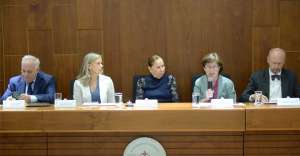 Marianne Van Steen (UE), la rectora de la Universidad Cat&oacute;lica, Cecilia Loor; y Edit Bucsi Zsabo, de Hungr&iacute;a, participaron en el conversatorio.