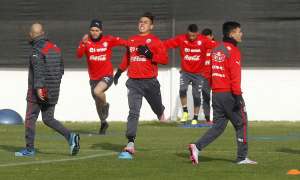 Eduardo Vargas (c) acompa&ntilde;ar&aacute; a Alexis S&aacute;nchez en la delantera de Chile esta tarde ante Uruguay. Foto: AFP