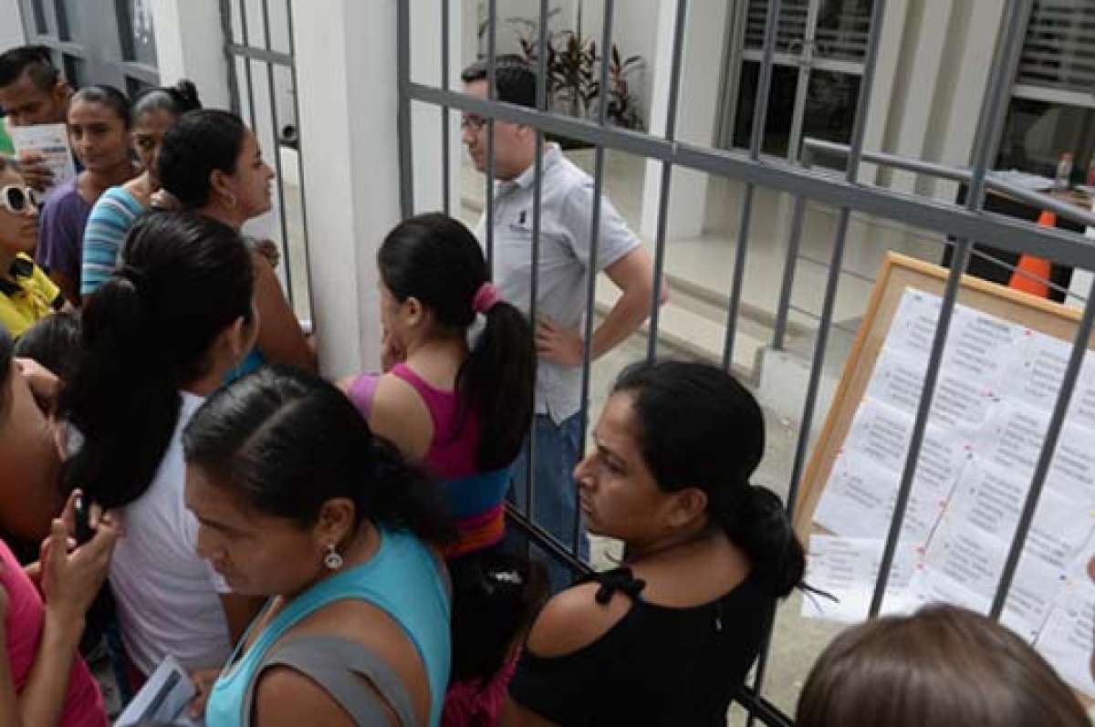 En las afueras del Distrito 7 de Los Vergeles acudieron varios padres  a realizar las verificaciones y otros tr&aacute;mites previo a las clases en mayo. Foto: Miguel Castro.