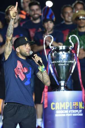 El brasile&ntilde;o Dani Alves durante las celebraciones del club luego de ganar la Champions League. FOTO: AFP