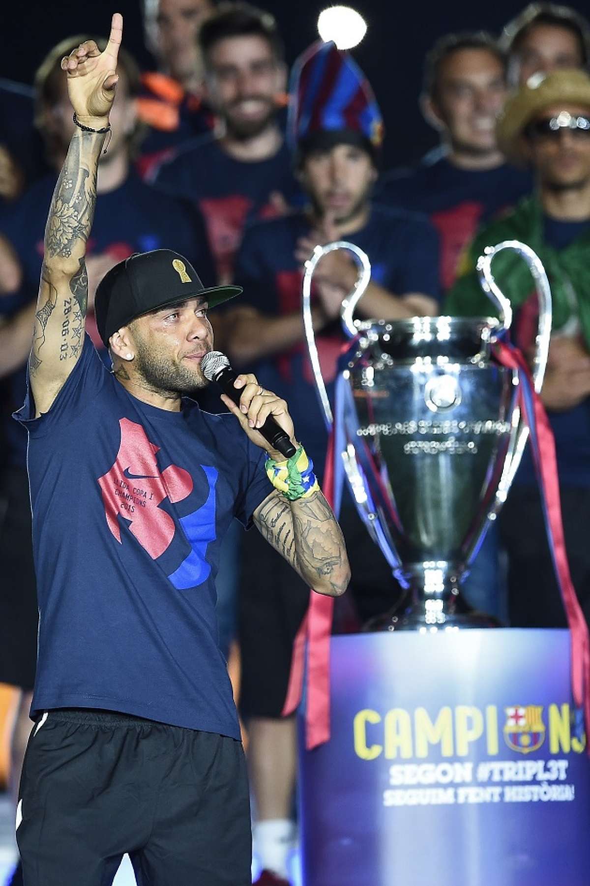 El brasile&ntilde;o Dani Alves durante las celebraciones del club luego de ganar la Champions League. FOTO: AFP
