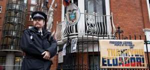 Un polic&iacute;a ingl&eacute;s custodia la Embajada de Ecuador en Londres en donde Julian Assange es interrogado.