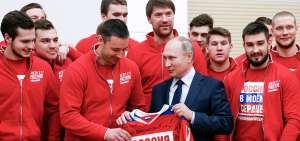 El presidente Vladimir Putin (c) pidi&oacute; disculpas a los deportistas por no protegerlos de las consecuencias del esc&aacute;ndalo de dopaje.