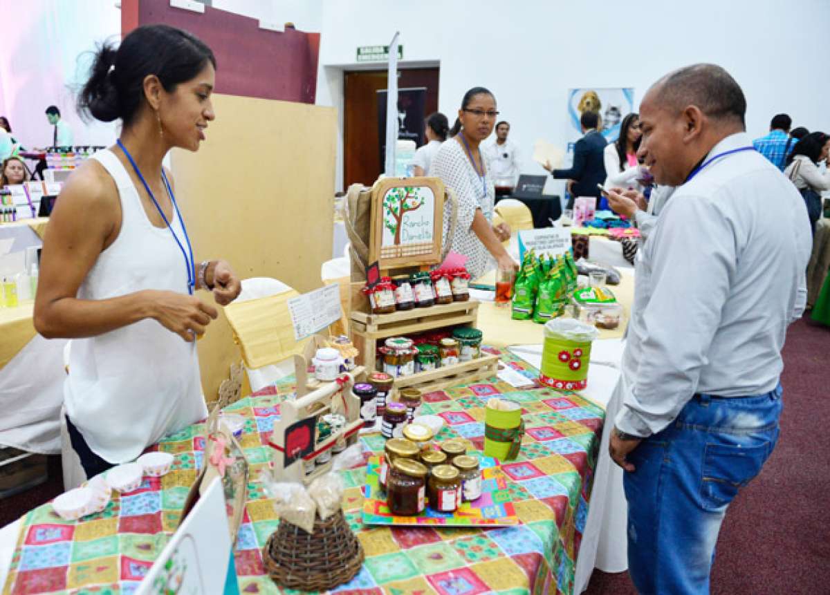 Unos 60 empresarios se dan cita hasta hoy en el Centro Empresarial Las C&aacute;maras de Guayaquil, como parte de la feria Conexi&oacute;n Emprendedores. William Orellana / El Tel&eacute;grafo