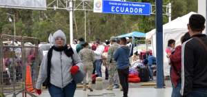 Menos de medio centenar de ciudadanos venezolanos se mantiene en la zona fronteriza de Ecuador con Colombia.