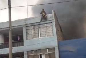 Sebastián Arias, un joven de nacionalidad colombiana, se armó de valor y empezó a trepar por los balcones hasta llegar a la terraza para rescatarlos.