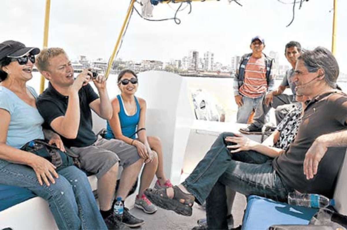 Los moradores de la isla Santay conformaron un grupo de gu&iacute;as comunitarios para atender a los turistas que llegan en los botes. Foto: Alfredo Piedrah&iacute;ta | El Tel&eacute;grafo