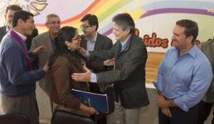 La coordinadora nacional de Pachakutik, Fanny Campos, saluda a Guillermo Lasso en la reuni&oacute;n que se mantuvo el pasado mi&eacute;rcoles. FOTO: John Guevara/El Tel&eacute;grafo 