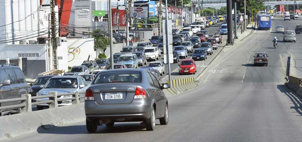 Congestionamientos en calles durante primer d&iacute;a de clases