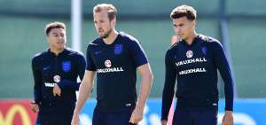 El actual goleador del Mundial con cinco tantos, el delantero ingl&eacute;s Harry Kane (c), junto con su compa&ntilde;ero Dele Alli, durante un entrenamiento.