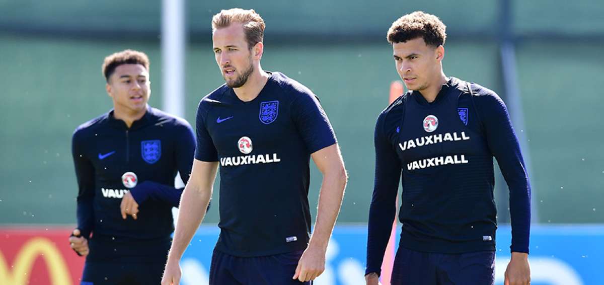 El actual goleador del Mundial con cinco tantos, el delantero ingl&eacute;s Harry Kane (c), junto con su compa&ntilde;ero Dele Alli, durante un entrenamiento.