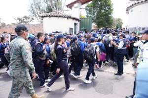 Alumnos del colegio Liceo Naval se dirigen hacia el punto seguro Domingo Savio, en el Valle de los Chillos, asignado por el Ministerio de Educaci&oacute;n. Daniel Molineros / El Tel&eacute;grafo