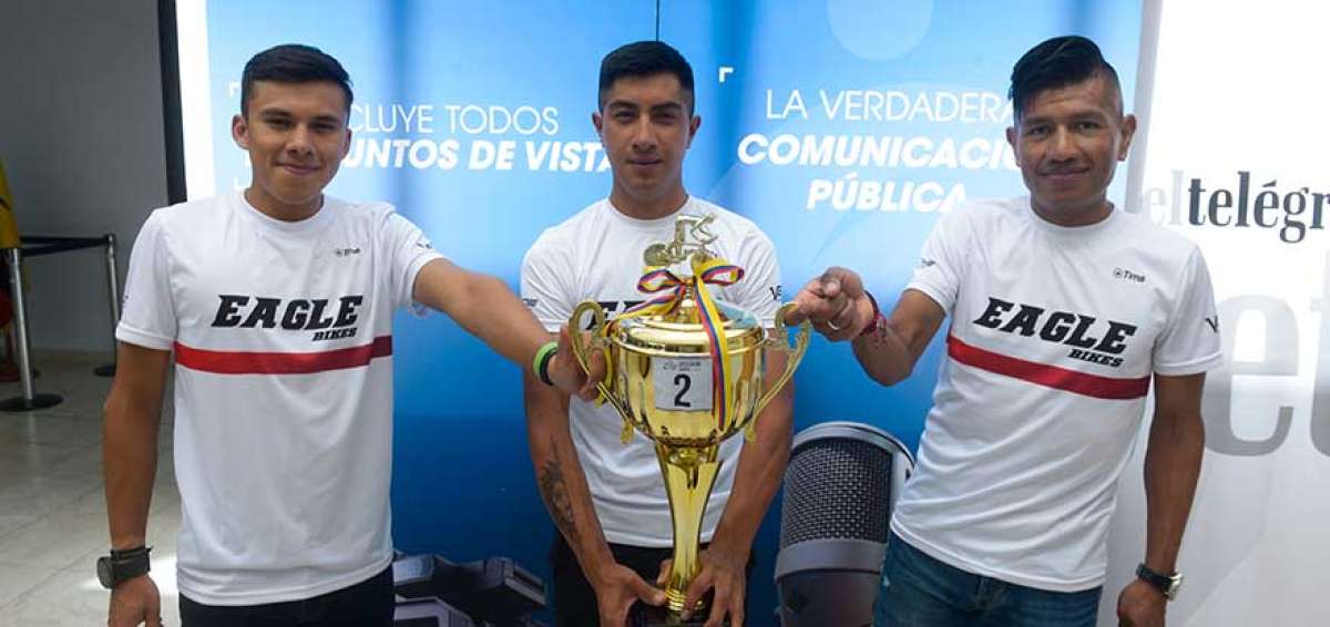 El deportista nacional Jorge Montenegro (centro) comparti&oacute; con sus compa&ntilde;eros del Eagle Bike Tims, Segundo Navarrete (der.) y Sebasti&aacute;n Rodr&iacute;guez, las incidencias del t&iacute;tulo alcanzado en la Vuelta al Ecuador 2019.