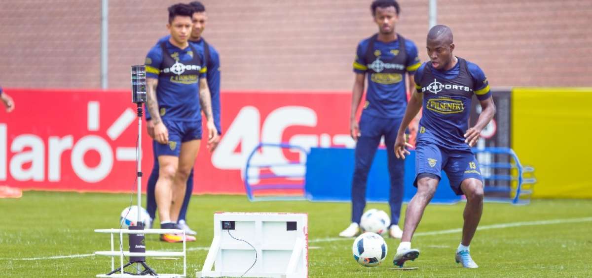 El delantero del Everton ingl&eacute;s, &Eacute;nner Valencia, se ejercita con el nuevo equipamiento para mejorar la precisi&oacute;n, ayer en la Casa de la Selecci&oacute;n.