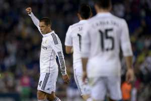Javier Chicharito Hern&aacute;ndez (i.) fue titular y marc&oacute; un gol para el Real Madrid. Foto: AFP