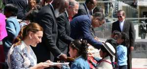 Despu&eacute;s de tomarse la foto oficial, los presidentes recibieron "El libro de todos los ni&ntilde;os", por parte de 33 estudiantes de diferentes planteles de Quito.
