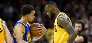 Stephen Curry (izq.), ofensivo de los Warriors, frente a LeBron James, en uno de los partidos finales de la NBA de 2017.
