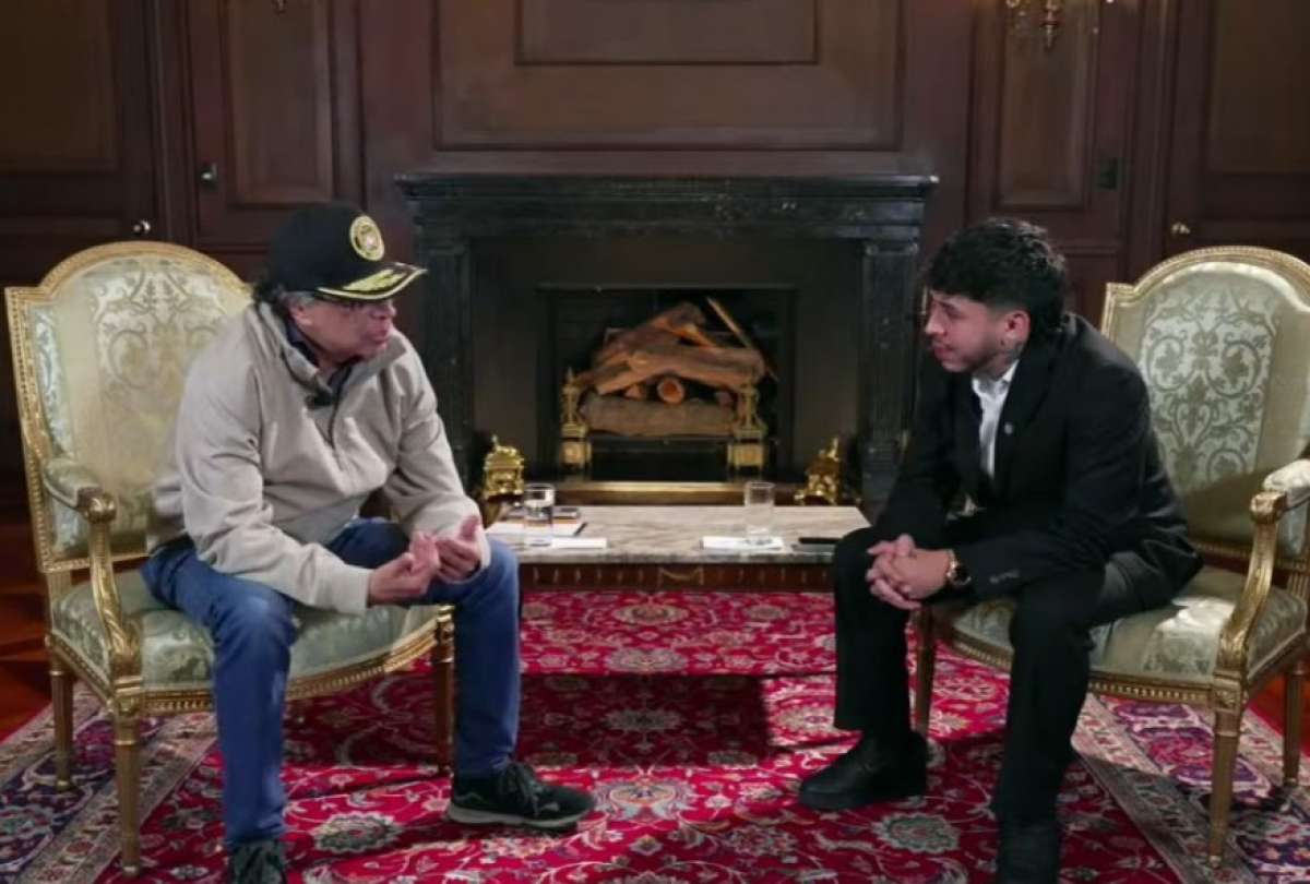 El presidente de Colombia, Gustavo Petro, en la entrevista con 'streamer' Luis Fernando Villa &Aacute;lvarez, conocido como Westcol, este jueves en Bogot&aacute; (Colombia).