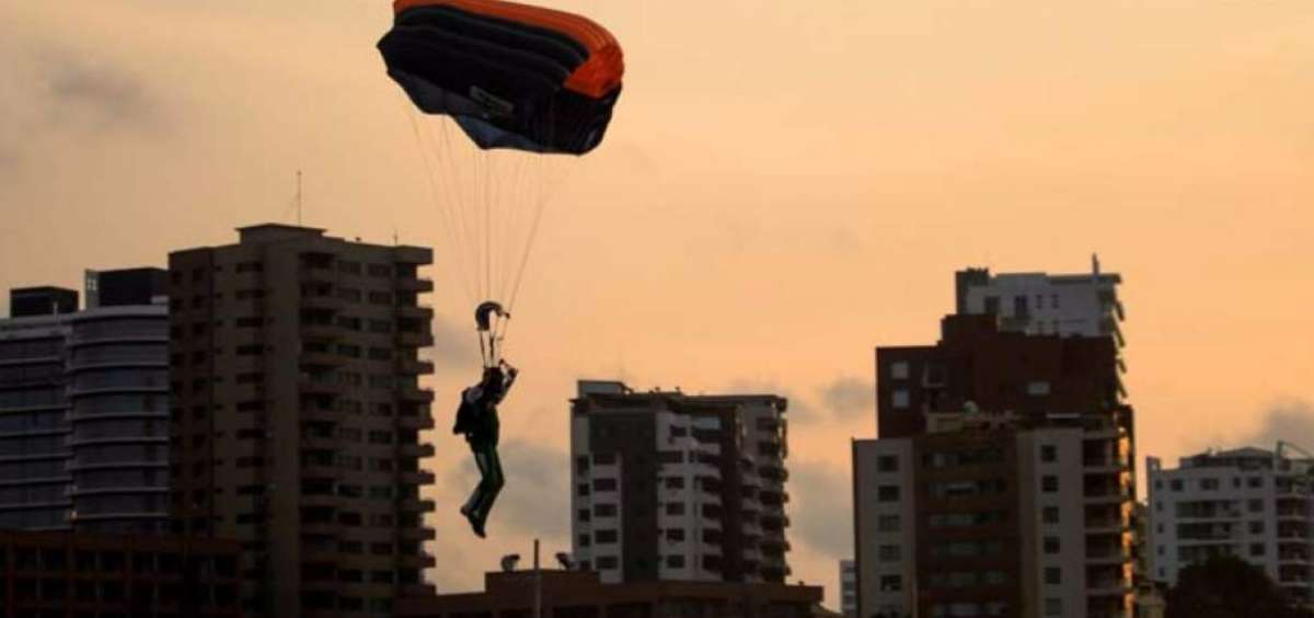 200 paracaidistas se adue&ntilde;aron de Manta