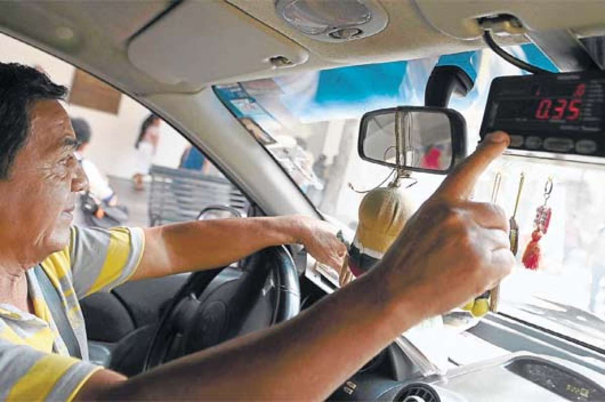 El precio del arranque del taxi, en horario diurno, es $0,35. Algunos conductores de carro de alquiler ya ajustaron los dispositivos. Foto: William Orellana