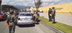 Militares controlan los exteriores de la c&aacute;rcel Libertad, en Riobamba. En este centro faltan c&aacute;maras de vigilancia y monitoreo continuo.