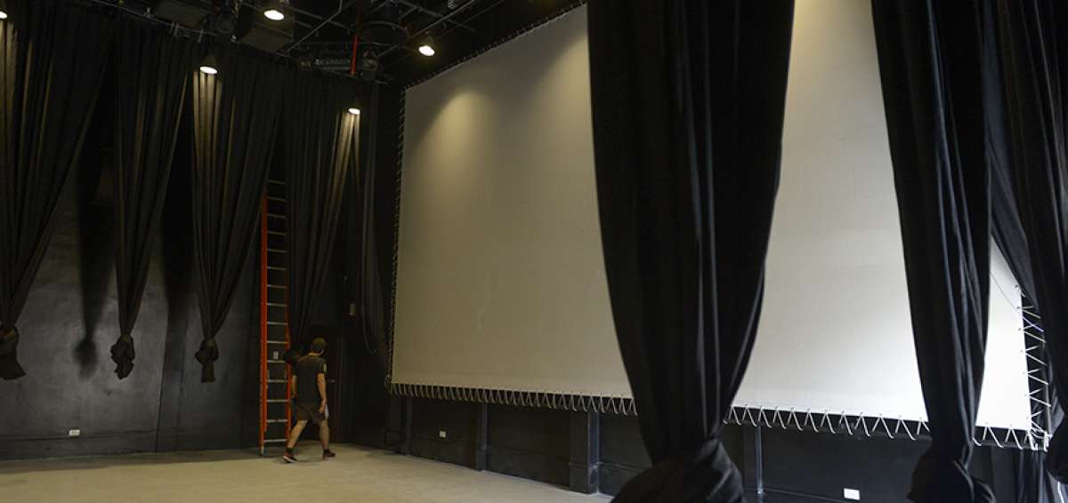 La nueva sala Mu&eacute;gano, con el proyecto de cambio y renovaci&oacute;n de equipos, cuenta ahora con una pantalla de cine donada por Cinemark.