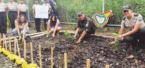 Las postulantes a convertirse en agentes, en una actividad de siembra de &aacute;rboles de especies nativas de Manab&iacute;.