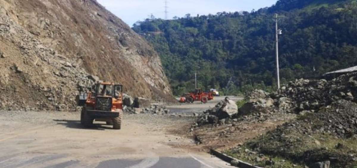 Maquinaria pesada trabaja en la v&iacute;a Al&oacute;ag-Santo Domingo tras uno de los deslizamientos.