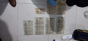 Agentes del orden muestran el dinero decomisado por venta de droga.