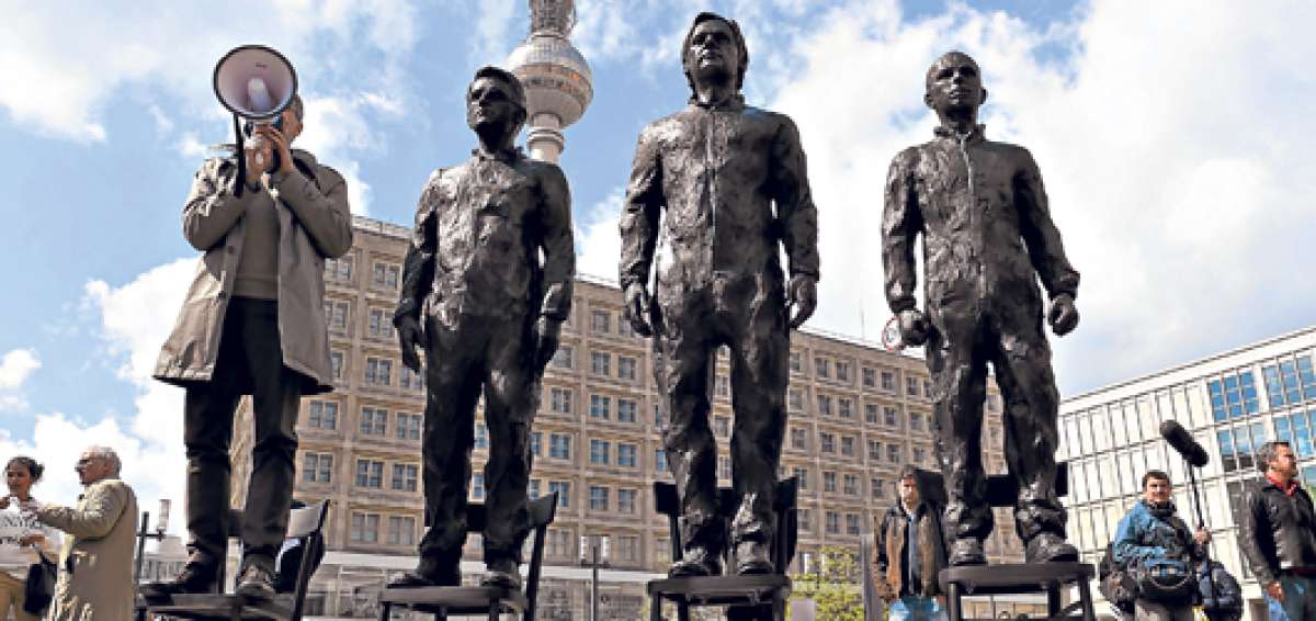 &iquest;Algo qu&eacute; decir? es el nombre de la escultura de Davide Domino, expuesta en Berl&iacute;n y en la que se retrata a Edward Snowden, Julian Assange y Chelsea Manning. Foto: AFP