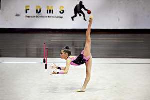 La pichinchana Chenoa Cox durante su presentaci&oacute;n con las clavas en la &uacute;ltima jornada de la gimnasia r&iacute;tmica de los Juegos Nacionales Prejuveniles en Macas. Foto: Cortes&iacute;a.
