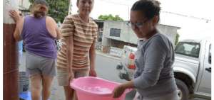 Usuarios se abastecen de agua potable antes del corte de hoy en Guayaquil