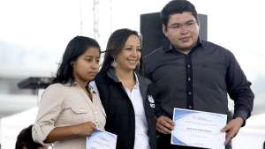 Los becarios Juana Chico y Jos&eacute; Luis Gallo reciben su diploma. En medio de los j&oacute;venes, Mar&iacute;a Isabel Cruz, directora del IECE. Foto: Fernando Sandoval 