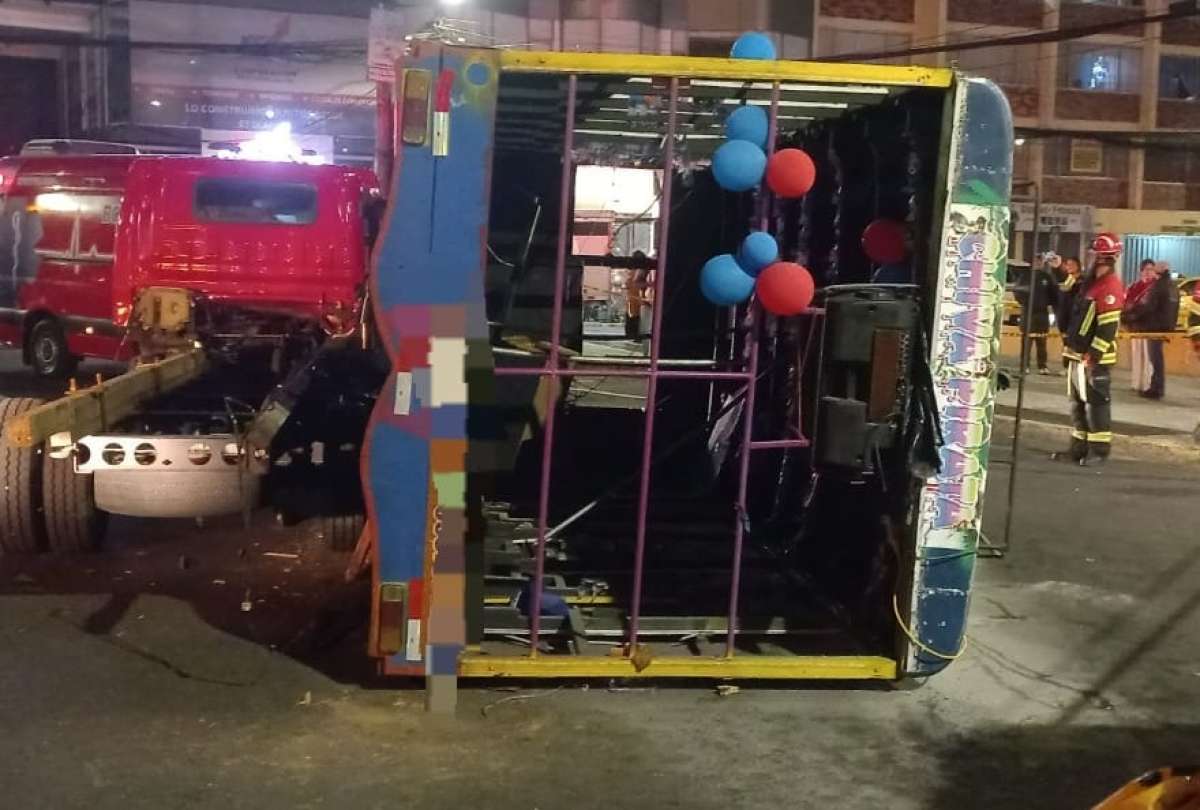 Chiva ilegal se desploma en el norte de Quito y deja heridos