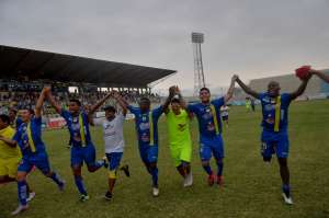 Los jugadores del Delf&iacute;n celebraron el ascenso virtual a la serie A. Foto: Rodolfo P&aacute;rraga / El Tel&eacute;grafo
