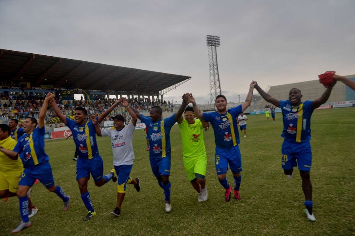 Los jugadores del Delf&iacute;n celebraron el ascenso virtual a la serie A. Foto: Rodolfo P&aacute;rraga / El Tel&eacute;grafo