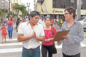 Hasta ayer, en la avenida 9 de Octubre, en Guayaquil, activistas del Frente de Defensa Total de la Amazon&iacute;a a&uacute;n recog&iacute;an firmas. Foto: Jos&eacute; Mor&aacute;n.