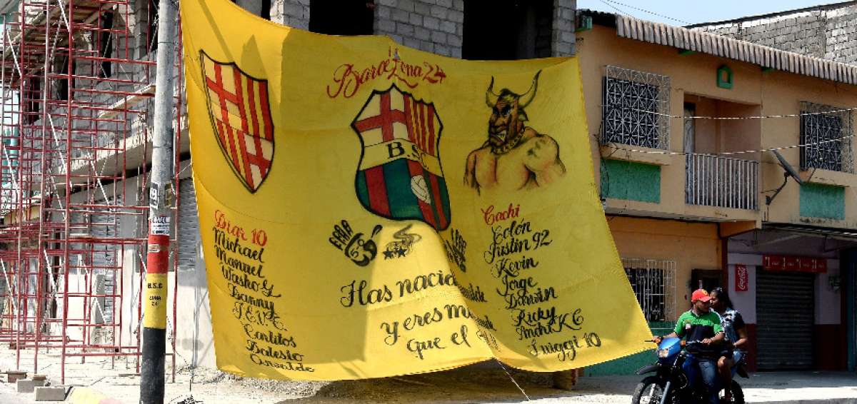Una bandera gigante fue instalada en las calles 24 y Francisco Segura, suburbio de Guayaquil, como s&iacute;mbolo de admiraci&oacute;n por el equipo &lsquo;torero&rsquo;.