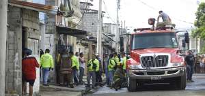 Quince unidades y m&aacute;s de 60 miembros del Cuerpo de Bomberos trabajaron en el lugar para sofocar las llamas. Los cuerpos quedaron en un solo cuarto.