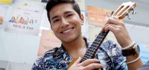 El artista se identifica con el sonido del ukelele, instrumento con el que compone la mayor&iacute;a de sus temas en el g&eacute;nero pop fusi&oacute;n con ritmos latinos.