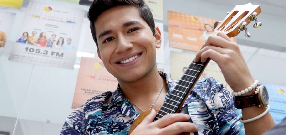 El artista se identifica con el sonido del ukelele, instrumento con el que compone la mayor&iacute;a de sus temas en el g&eacute;nero pop fusi&oacute;n con ritmos latinos.