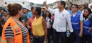El Mandatario visit&oacute; en Esmeraldas las zonas afectadas por las r&eacute;plicas.