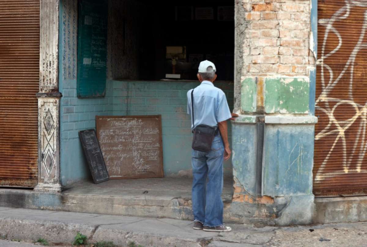 Una persona observa una lista de productos en una bodega este lunes, en La Habana (Cuba). 
