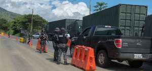 Militares y polic&iacute;as que realizan controles en San Lorenzo (Esmeraldas) adoptan medidas de seguridad para proteger su vida y la de la poblaci&oacute;n.