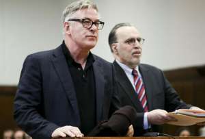 Fiscal formalizó cargos contra el actor Alec Baldwin por homicidio involuntario