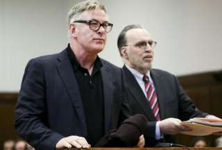 Fiscal formalizó cargos contra el actor Alec Baldwin por homicidio involuntario