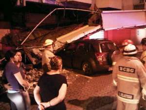 As&iacute; qued&oacute; el veh&iacute;culo tras la ca&iacute;da de la estructura de Plaza Triangulo. Foto: Miguel Castro / El Tel&eacute;grafo