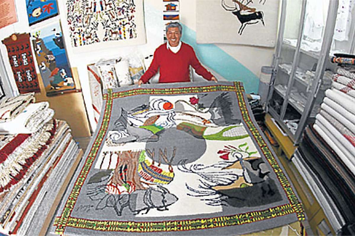 En su almac&eacute;n, Alfonso Allauca muestra con orgullo su obra maestra elaborada con paisajes de las cuatro regiones del Ecuador y que est&aacute; valorada en 750 d&oacute;lares. Foto: Roberto Ch&aacute;vez│El Tel&eacute;grafo