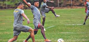 Emmanuel Mart&iacute;nez (i) -quien sali&oacute; lesionado en el partido de ida en Uruguay- trabaj&oacute; esta semana normalmente junto con el resto del equipo.